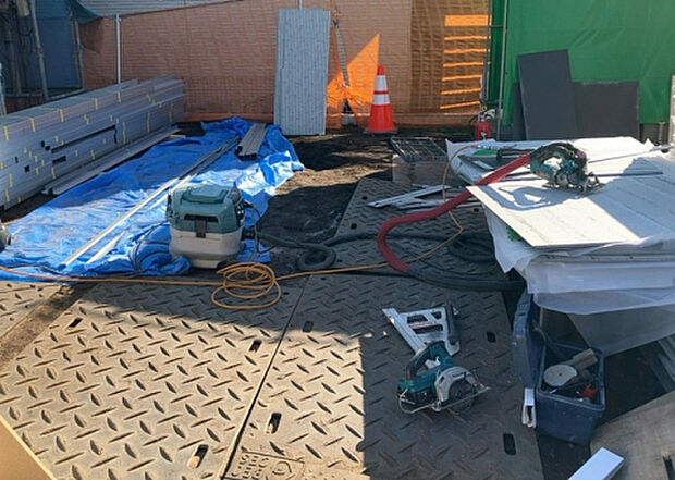 車一台あたりに必要なスペースは、標準サイズの普通自動車で横幅2m50cm、長さ5mは必要になります。ただし、乗降のことも考慮して横幅3m30cm、長さ5m50cmほどは確保できるところを選びましょう。