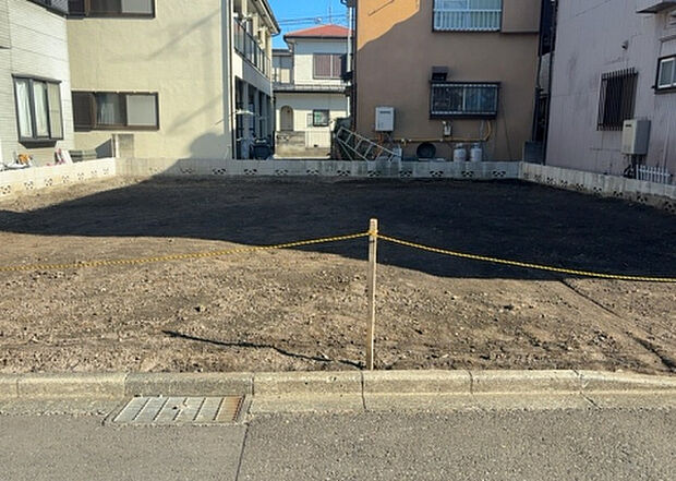 現地をご見学に行く際は、道路の幅や周辺の交通量、施設などをご確認頂くことをおすすめします!ある程度イメージをつけたいという場合は、同売主の施工事例や完成パースもお見せします。