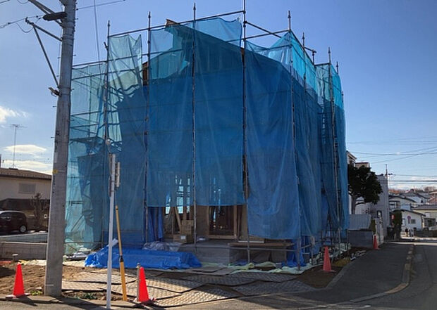 住宅用の土地では前面道路に2m以上接していなければならないと法律で定められています。しかし、お持ちの車のサイズやライフスタイルなどにより、2mでは利便が悪い場合もございますので、事前に確認しましょう。