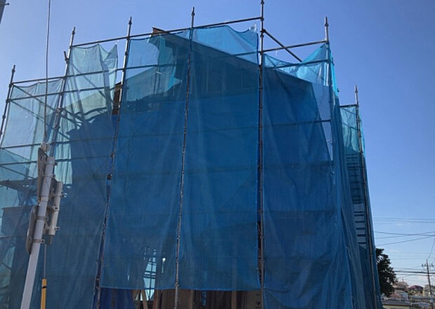 現地をご見学に行く際は、道路の幅や周辺の交通量、施設などをご確認頂くことをおすすめします！ある程度イメージをつけたいという場合は、同売主の施工事例や完成パースもお見せします。