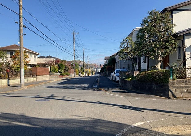 桜や紅葉の名所に出かける人は多いと思いますが、家にいながら季節の移ろいを感じる生活を送りませんか？リビングや窓から見える景色が生活を彩るワンポイントに！現地から見える景色を堪能してみては如何でしょう。