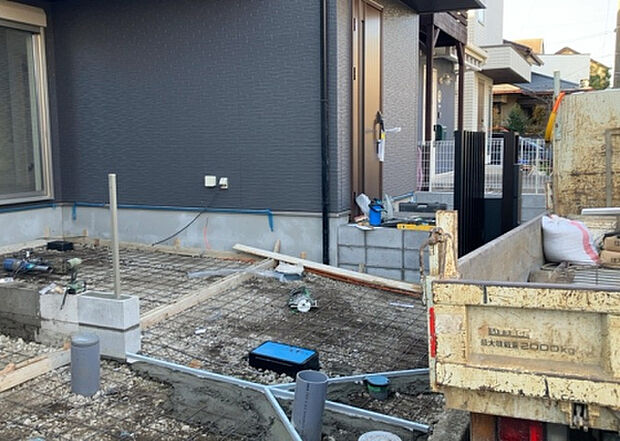 木造住宅とは土台、壁、柱など建築物の強度を支える構造体の材に木が使用されている構造を指します。構造体は建物の自重を支えるだけではなく風圧や水圧、積裁荷重などあらゆる衝撃に耐えるための基礎です。