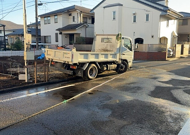 住宅用の土地では前面道路に2m以上接していなければならないと法律で定められています。しかし、お持ちの車のサイズやライフスタイルなどにより、2mでは利便が悪い場合もございますので、事前に確認しましょう。