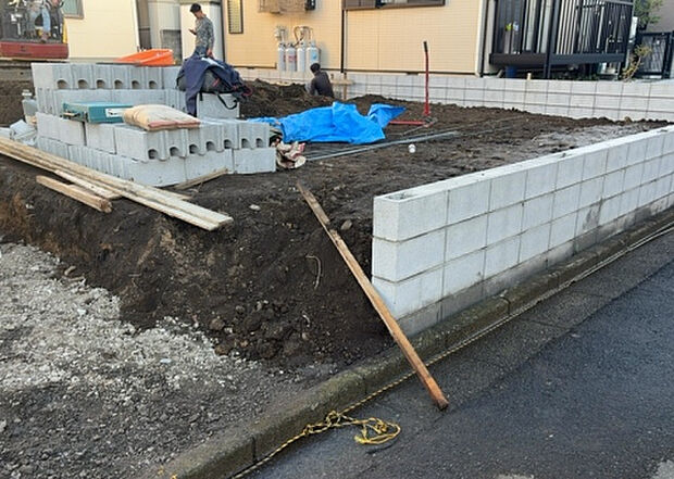 木造住宅とは土台、壁、柱など建築物の強度を支える構造体の材に木が使用されている構造を指します。構造体は建物の自重を支えるだけではなく風圧や水圧、積裁荷重などあらゆる衝撃に耐えるための基礎です。