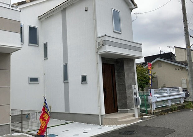 ついに完成致しました！現地をご見学に行く際は、道路の幅や周辺の交通量、施設などをご確認頂くことをおすすめします！物件の流れが早いため、内見をしたい方はお早めに当社営業までお問い合わせ頂きご予約下さい！