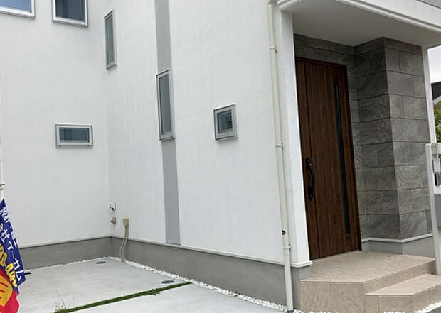 木造住宅とは土台、壁、柱など建築物の強度を支える構造体の材に木が使用されている構造を指します。構造体は建物の自重を支えるだけではなく風圧や水圧、積裁荷重などあらゆる衝撃に耐えるための基礎です。