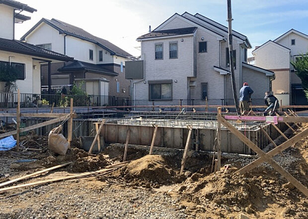 木造住宅とは土台、壁、柱など建築物の強度を支える構造体の材に木が使用されている構造を指します。構造体は建物の自重を支えるだけではなく風圧や水圧、積裁荷重などあらゆる衝撃に耐えるための基礎です。