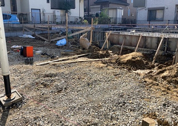 車一台あたりに必要なスペースは、標準サイズの普通自動車で横幅2m50cm、長さ5mは必要になります。ただし、乗降のことも考慮して横幅3m30cm、長さ5m50cmほどは確保できるところを選びましょう。