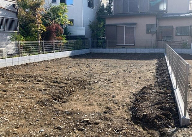 木造住宅とは土台、壁、柱など建築物の強度を支える構造体の材に木が使用されている構造を指します。構造体は建物の自重を支えるだけではなく風圧や水圧、積裁荷重などあらゆる衝撃に耐えるための基礎です。