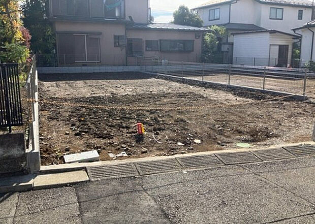 車一台あたりに必要なスペースは、標準サイズの普通自動車で横幅2m50cm、長さ5mは必要になります。ただし、乗降のことも考慮して横幅3m30cm、長さ5m50cmほどは確保できるところを選びましょう。