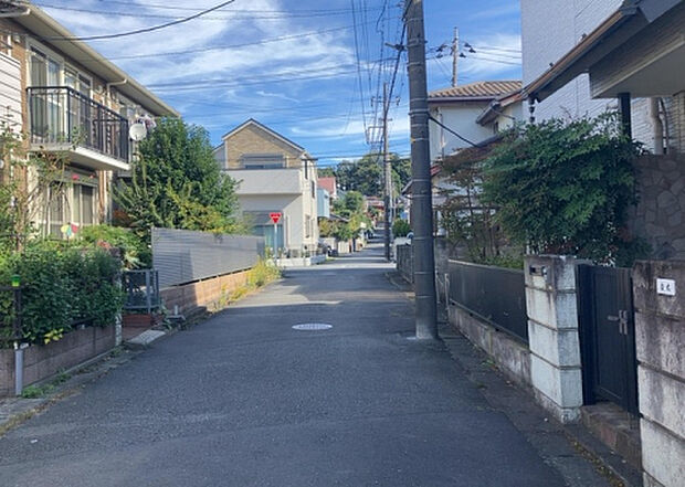 桜や紅葉の名所に出かける人は多いと思いますが、家にいながら季節の移ろいを感じる生活を送りませんか?リビングや窓から見える景色が生活を彩るワンポイントに!現地から見える景色を堪能してみては如何でしょう。