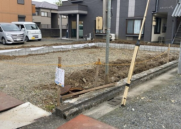 住宅用の土地では前面道路に2m以上接していなければならないと法律で定められています。しかし、お持ちの車のサイズやライフスタイルなどにより、2mでは利便が悪い場合もございますので、事前に確認しましょう。