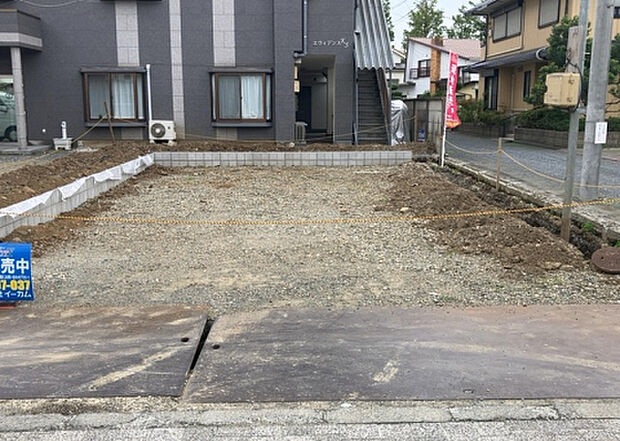 木造住宅とは土台、壁、柱など建築物の強度を支える構造体の材に木が使用されている構造を指します。構造体は建物の自重を支えるだけではなく風圧や水圧、積裁荷重などあらゆる衝撃に耐えるための基礎です。