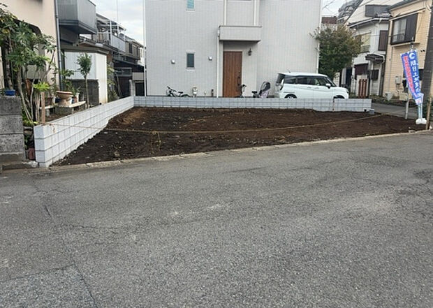 現地をご見学に行く際は、道路の幅や周辺の交通量、施設などをご確認頂くことをおすすめします！ある程度イメージをつけたいという場合は、同売主の施工事例や完成パースもお見せします。