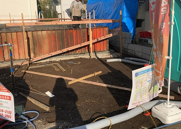 車一台あたりに必要なスペースは、標準サイズの普通自動車で横幅2m50cm、長さ5mは必要になります。ただし、乗降のことも考慮して横幅3m30cm、長さ5m50cmほどは確保できるところを選びましょう。