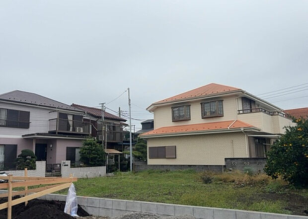 桜や紅葉の名所に出かける人は多いと思いますが、家にいながら季節の移ろいを感じる生活を送りませんか？リビングや窓から見える景色が生活を彩るワンポイントに！現地から見える景色を堪能してみては如何でしょう。