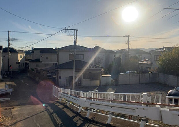 桜や紅葉の名所に出かける人は多いと思いますが、家にいながら季節の移ろいを感じる生活を送りませんか？リビングや窓から見える景色が生活を彩るワンポイントに！現地から見える景色を堪能してみては如何でしょう。