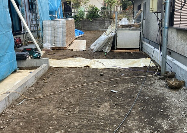 車一台あたりに必要なスペースは、標準サイズの普通自動車で横幅2m50cm、長さ5mは必要になります。ただし、乗降のことも考慮して横幅3m30cm、長さ5m50cmほどは確保できるところを選びましょう。