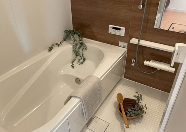 入浴時の快適さも大事なことですが、綺麗な状態を維持できなければ気持ちよく入浴できません。毎日の掃除が楽という点は大事なポイントになります!カビが生えにくく掃除がしやすい、壁や浴槽を選ぶといいでしょう。