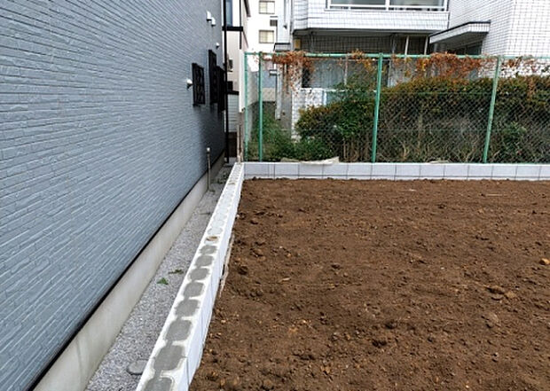 家族でのBBQを行うのであれば3坪程度の広さがあればよいでしょう。ガーデニングや家庭菜園を楽しむ際は、手入れが行き届く範囲にすると安心です。また、庭のある方角や接道が気になる方は事前に確認しましょう。