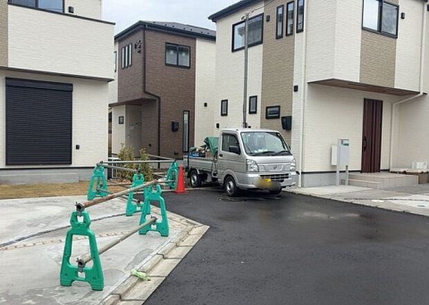 住宅用の土地では前面道路に2m以上接していなければならないと法律で定められています。しかし、お持ちの車のサイズやライフスタイルなどにより、2mでは利便が悪い場合もございますので、事前に確認しましょう。