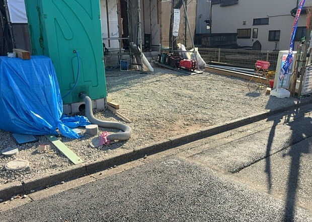 車一台あたりに必要なスペースは、標準サイズの普通自動車で横幅2m50cm、長さ5mは必要になります。ただし、乗降のことも考慮して横幅3m30cm、長さ5m50cmほどは確保できるところを選びましょう。