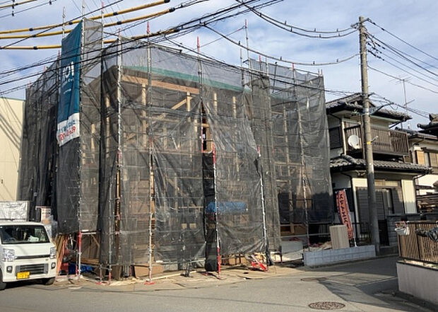 住宅用の土地では前面道路に2m以上接していなければならないと法律で定められています。しかし、お持ちの車のサイズやライフスタイルなどにより、2mでは利便が悪い場合もございますので、事前に確認しましょう。