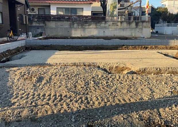 木造住宅とは土台、壁、柱など建築物の強度を支える構造体の材に木が使用されている構造を指します。構造体は建物の自重を支えるだけではなく風圧や水圧、積裁荷重などあらゆる衝撃に耐えるための基礎です。