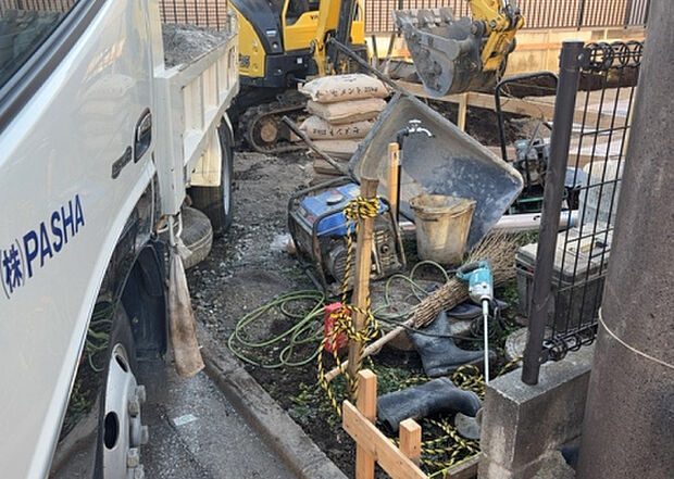 車一台あたりに必要なスペースは、標準サイズの普通自動車で横幅2m50cm、長さ5mは必要になります。ただし、乗降のことも考慮して横幅3m30cm、長さ5m50cmほどは確保できるところを選びましょう。