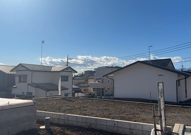 桜や紅葉の名所に出かける人は多いと思いますが、家にいながら季節の移ろいを感じる生活を送りませんか？リビングや窓から見える景色が生活を彩るワンポイントに！現地から見える景色を堪能してみては如何でしょう。