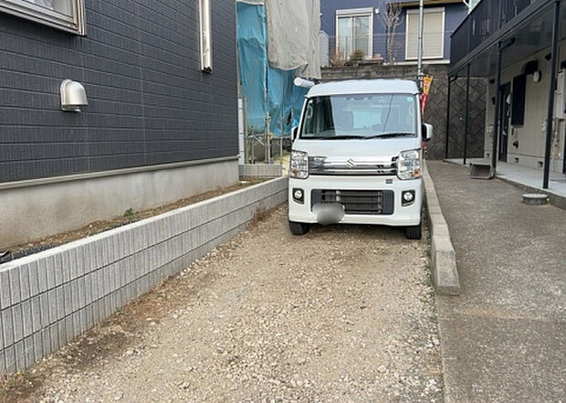 車一台あたりに必要なスペースは、標準サイズの普通自動車で横幅2m50cm、長さ5mは必要になります。ただし、乗降のことも考慮して横幅3m30cm、長さ5m50cmほどは確保できるところを選びましょう。