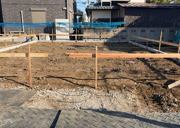 木造住宅とは土台、壁、柱など建築物の強度を支える構造体の材に木が使用されている構造を指します。構造体は建物の自重を支えるだけではなく風圧や水圧、積裁荷重などあらゆる衝撃に耐えるための基礎です。