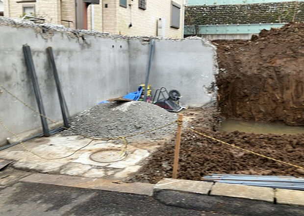 車一台あたりに必要なスペースは、標準サイズの普通自動車で横幅2m50cm、長さ5mは必要になります。ただし、乗降のことも考慮して横幅3m30cm、長さ5m50cmほどは確保できるところを選びましょう。