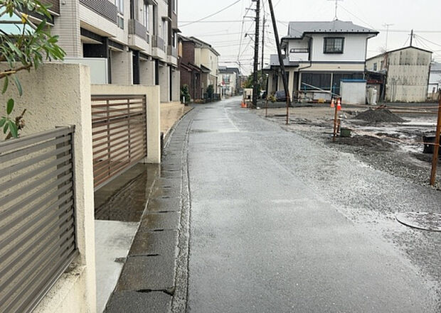 桜や紅葉の名所に出かける人は多いと思いますが、家にいながら季節の移ろいを感じる生活を送りませんか？リビングや窓から見える景色が生活を彩るワンポイントに！現地から見える景色を堪能してみては如何でしょう。