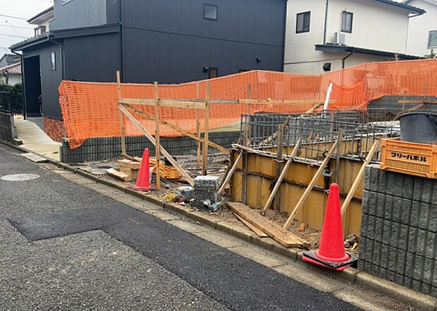 車一台あたりに必要なスペースは、標準サイズの普通自動車で横幅2m50cm、長さ5mは必要になります。ただし、乗降のことも考慮して横幅3m30cm、長さ5m50cmほどは確保できるところを選びましょう。