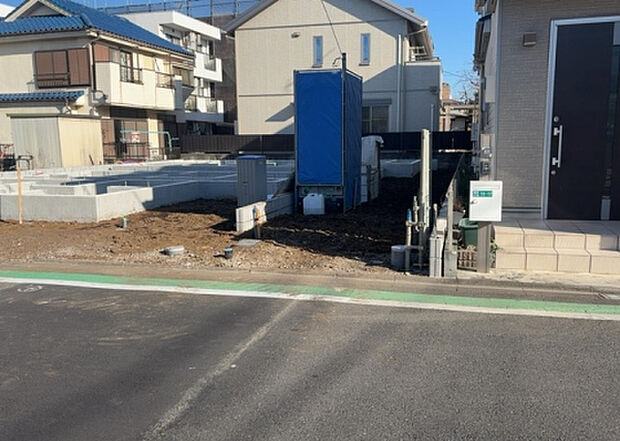 住宅用の土地では前面道路に2m以上接していなければならないと法律で定められています。しかし、お持ちの車のサイズやライフスタイルなどにより、2mでは利便が悪い場合もございますので、事前に確認しましょう。