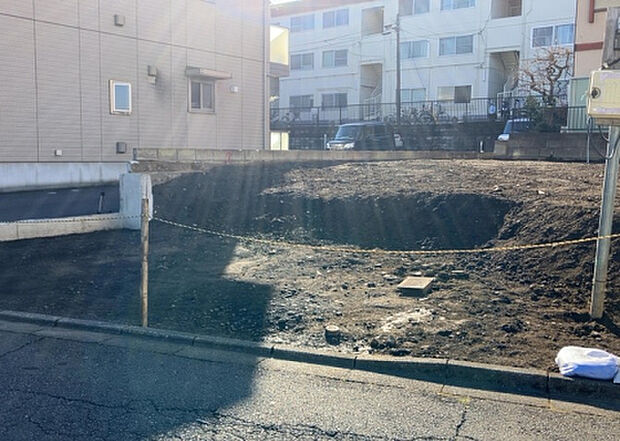 住宅用の土地では前面道路に2m以上接していなければならないと法律で定められています。しかし、お持ちの車のサイズやライフスタイルなどにより、2mでは利便が悪い場合もございますので、事前に確認しましょう。