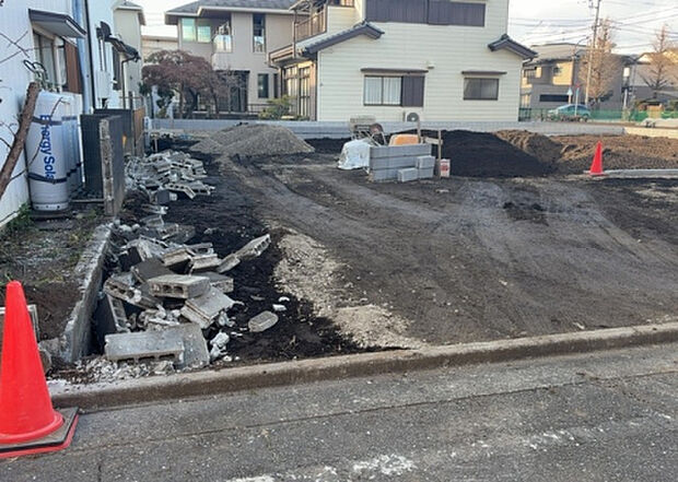 現地をご見学に行く際は、道路の幅や周辺の交通量、施設などをご確認頂くことをおすすめします！ある程度イメージをつけたいという場合は、同売主の施工事例や完成パースもお見せします。
