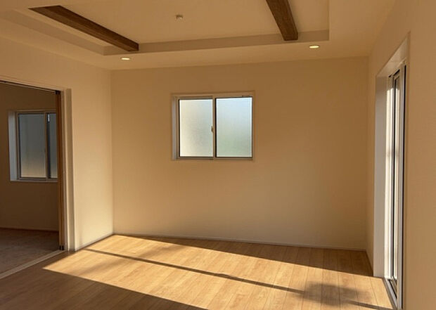 リビングの間取りの種類は大きくわけてリビングとダイニングが別になっているタイプ、リビングダイニング一体型です。どちらも一長一短ですので、家を選ぶ時はその両面をチェックして決めるようにしましょう。