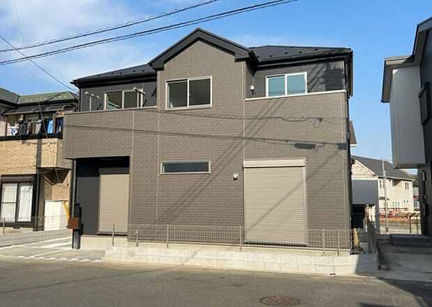 住宅用の土地では前面道路に2m以上接していなければならないと法律で定められています。しかし、お持ちの車のサイズやライフスタイルなどにより、2mでは利便が悪い場合もございますので、事前に確認しましょう。