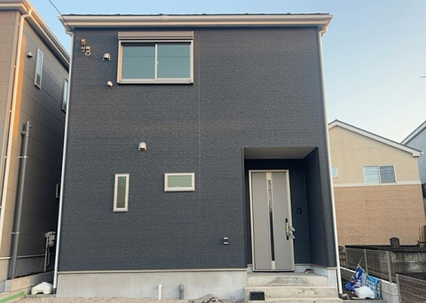 ついに完成致しました！現地をご見学に行く際は、道路の幅や周辺の交通量、施設などをご確認頂くことをおすすめします！物件の流れが早いため、内見をしたい方はお早めに当社営業までお問い合わせ頂きご予約下さい！