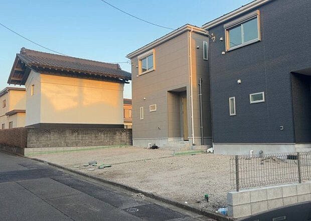 住宅用の土地では前面道路に2m以上接していなければならないと法律で定められています。しかし、お持ちの車のサイズやライフスタイルなどにより、2mでは利便が悪い場合もございますので、事前に確認しましょう。