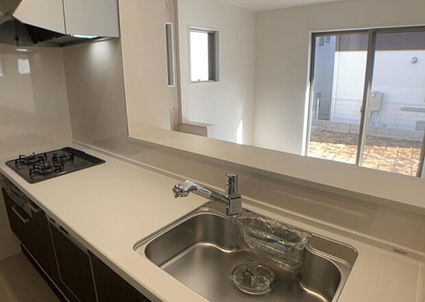 標準的なシステムキッチンの横幅は、165cm～300cm程度です。2100・2400・2550・2700などミリ単位で表記されます。普段どのように料理をするのかを想定しながら合ったサイズを選びましょう