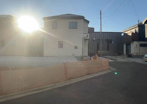 住宅用の土地では前面道路に2m以上接していなければならないと法律で定められています。しかし、お持ちの車のサイズやライフスタイルなどにより、2mでは利便が悪い場合もございますので、事前に確認しましょう。