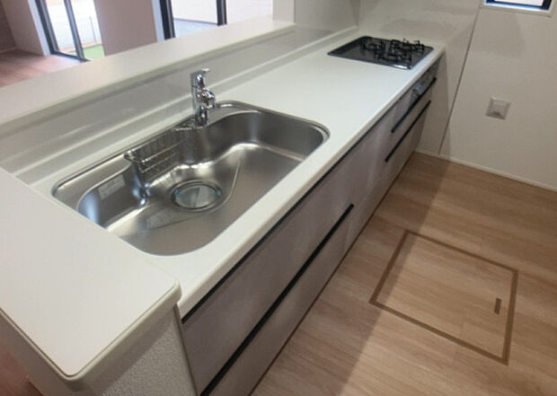 標準的なシステムキッチンの横幅は、165cm～300cm程度です。2100・2400・2550・2700などミリ単位で表記されます。普段どのように料理をするのかを想定しながら合ったサイズを選びましょう