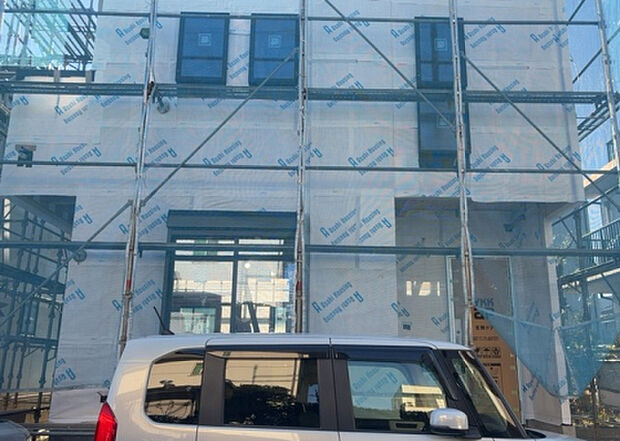 現地をご見学に行く際は、道路の幅や周辺の交通量、施設などをご確認頂くことをおすすめします！ある程度イメージをつけたいという場合は、同売主の施工事例や完成パースもお見せします。