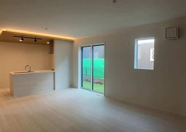 リビングの間取りの種類は大きくわけてリビングとダイニングが別になっているタイプ、リビングダイニング一体型です。どちらも一長一短ですので、家を選ぶ時はその両面をチェックして決めるようにしましょう。