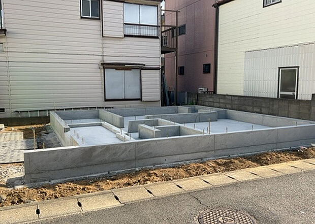 木造住宅とは土台、壁、柱など建築物の強度を支える構造体の材に木が使用されている構造を指します。構造体は建物の自重を支えるだけではなく風圧や水圧、積裁荷重などあらゆる衝撃に耐えるための基礎です。