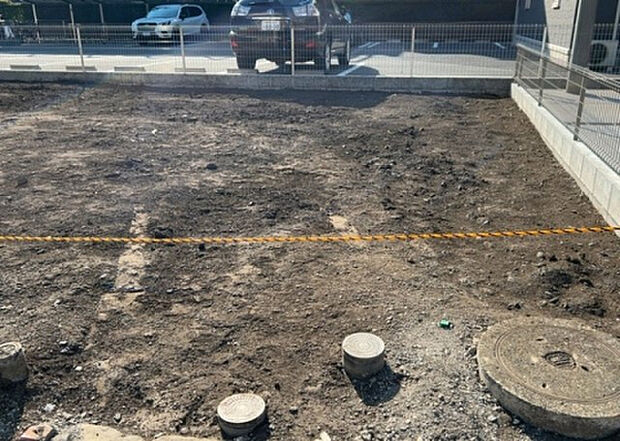 車一台あたりに必要なスペースは、標準サイズの普通自動車で横幅2m50cm、長さ5mは必要になります。ただし、乗降のことも考慮して横幅3m30cm、長さ5m50cmほどは確保できるところを選びましょう。