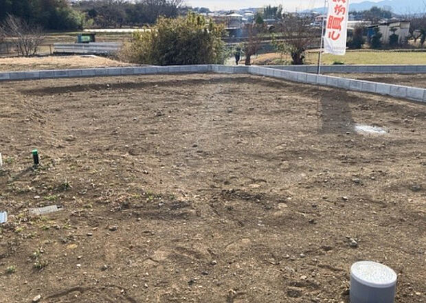 現地をご見学に行く際は、道路の幅や周辺の交通量、施設などをご確認頂くことをおすすめします！ある程度イメージをつけたいという場合は、同売主の施工事例や完成パースもお見せします。